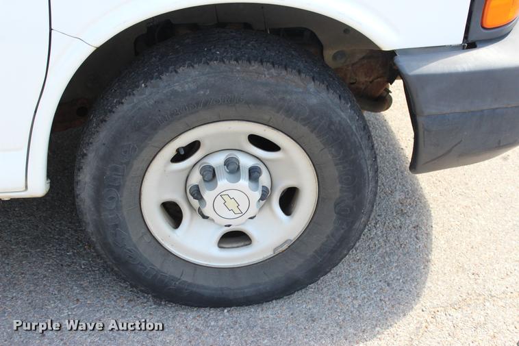 image for item L3158 2006 Chevrolet Express 3500 van