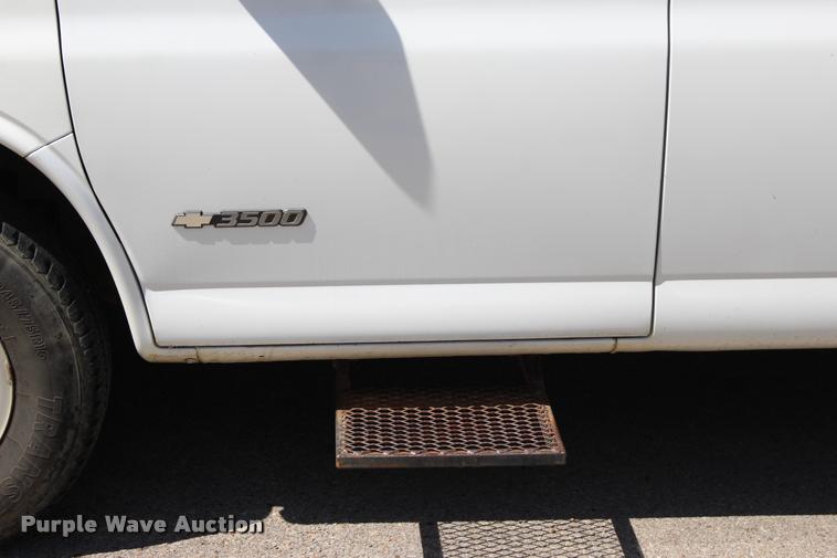 image for item L3158 2006 Chevrolet Express 3500 van