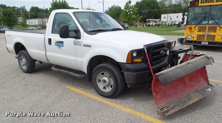image for item L5565 2006 Ford F250 Super Duty pickup truck