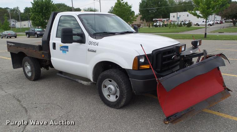 image for item L5566 2006 Ford F250 Super Duty flatbed pickup truck