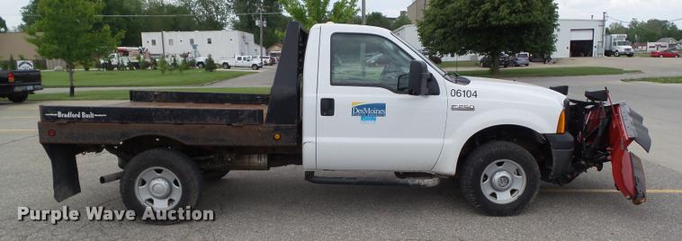 image for item L5566 2006 Ford F250 Super Duty flatbed pickup truck