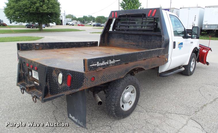 image for item L5566 2006 Ford F250 Super Duty flatbed pickup truck