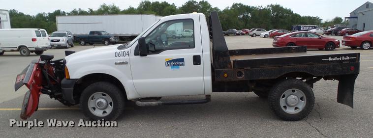 image for item L5566 2006 Ford F250 Super Duty flatbed pickup truck