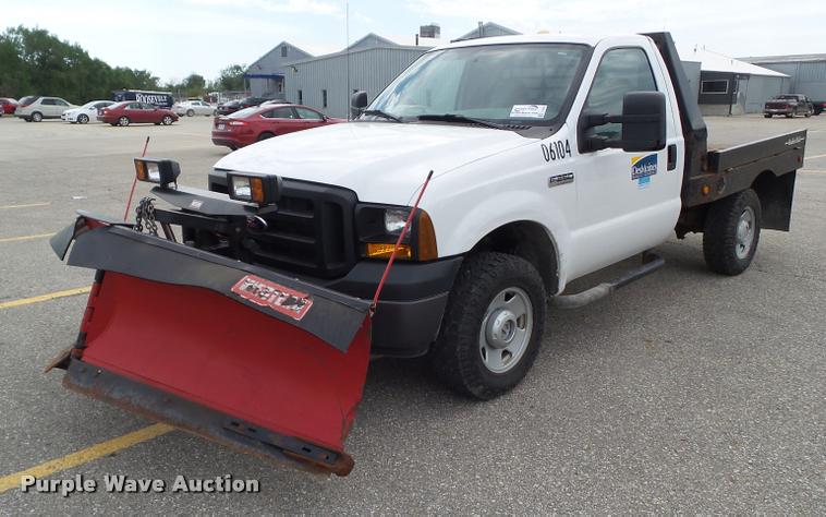 image for item L5566 2006 Ford F250 Super Duty flatbed pickup truck