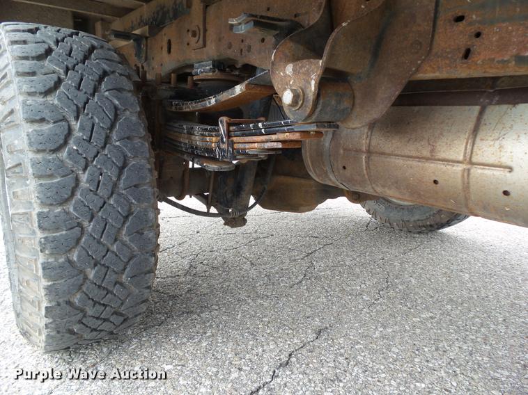 image for item L5566 2006 Ford F250 Super Duty flatbed pickup truck