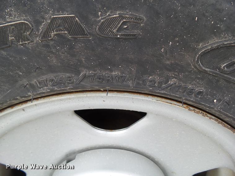 image for item L5566 2006 Ford F250 Super Duty flatbed pickup truck