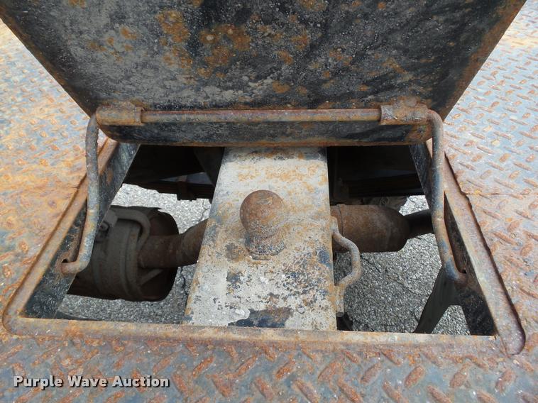 image for item L5566 2006 Ford F250 Super Duty flatbed pickup truck