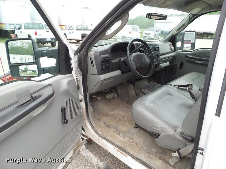 image for item L5566 2006 Ford F250 Super Duty flatbed pickup truck