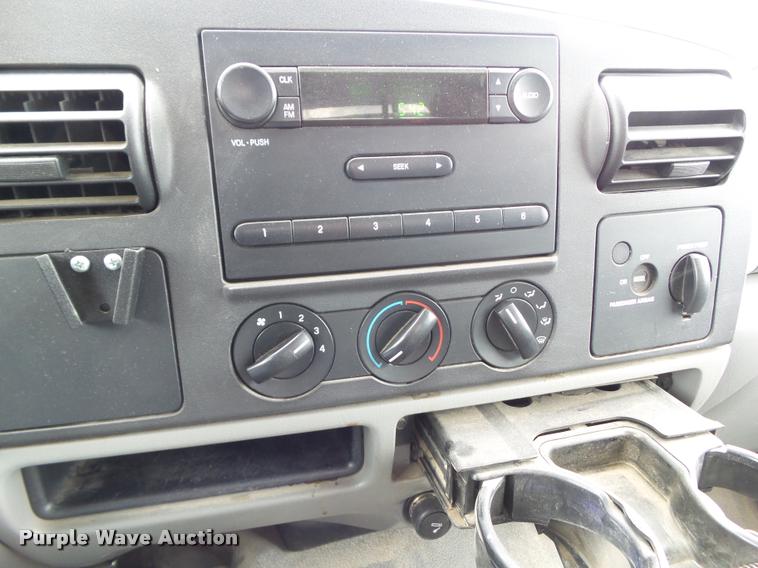 image for item L5566 2006 Ford F250 Super Duty flatbed pickup truck