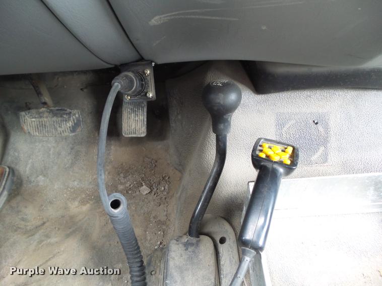 image for item L5566 2006 Ford F250 Super Duty flatbed pickup truck