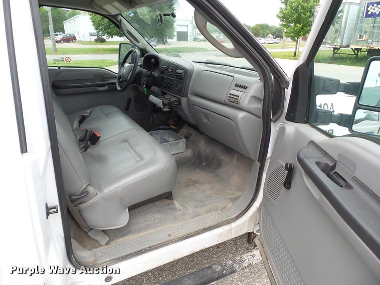 image for item L5566 2006 Ford F250 Super Duty flatbed pickup truck