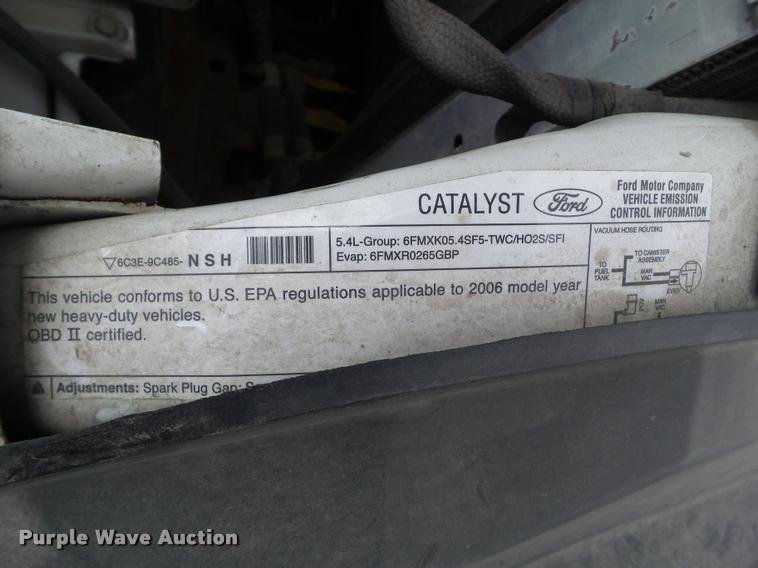 image for item L5566 2006 Ford F250 Super Duty flatbed pickup truck