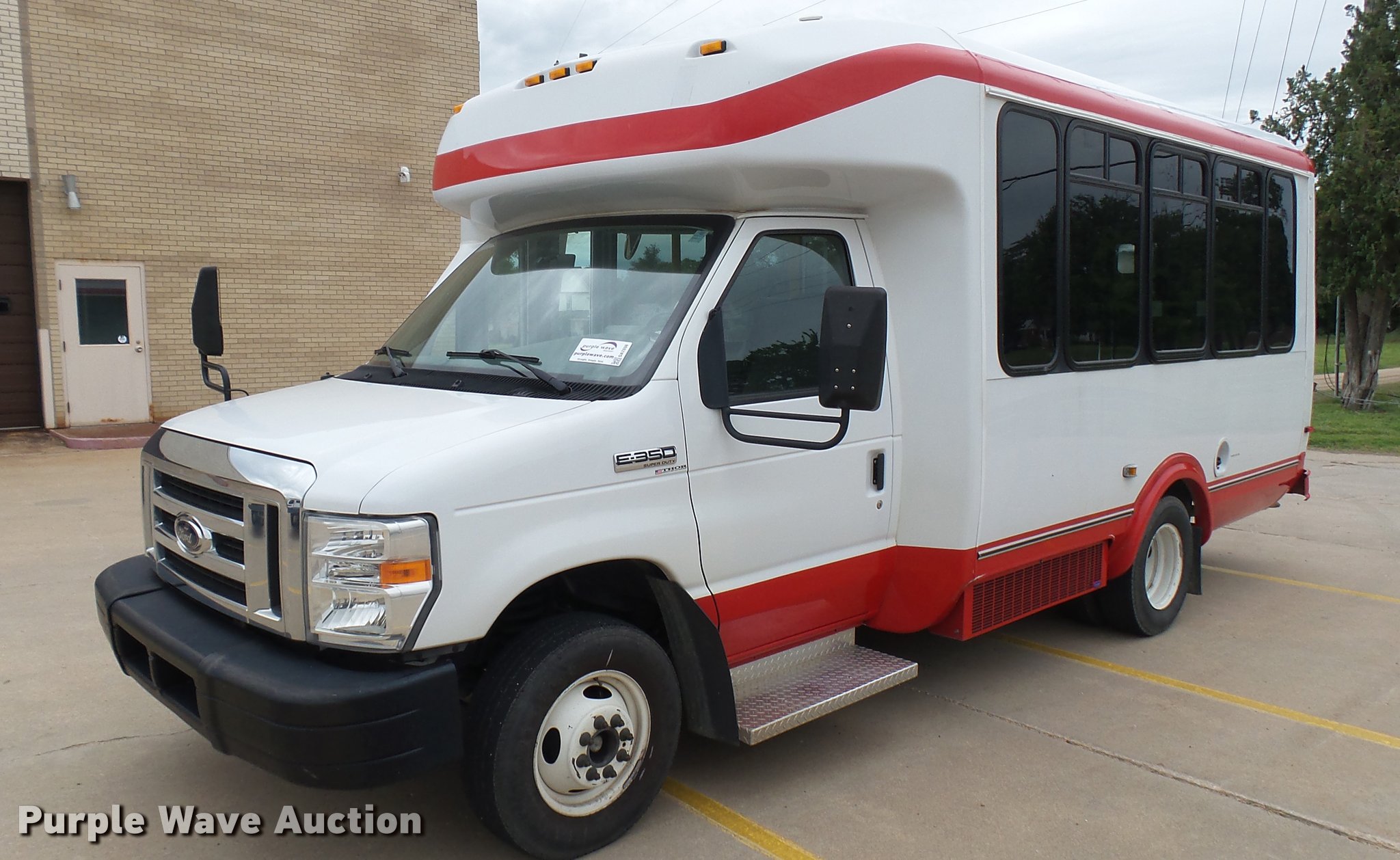 2008 Ford E350 Super Duty shuttle bus in Hutchinson, KS Item DA7898