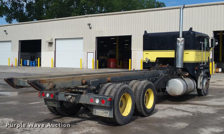 image for item BS9485 1994 Freightliner FLB High roll off container truck