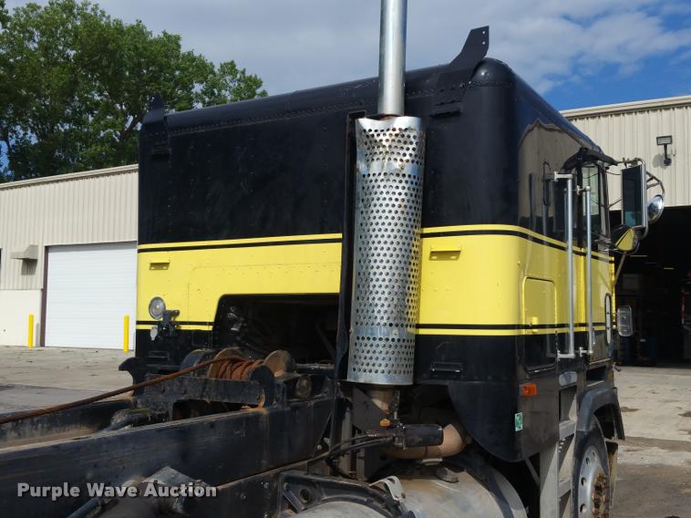 image for item BS9485 1994 Freightliner FLB High roll off container truck