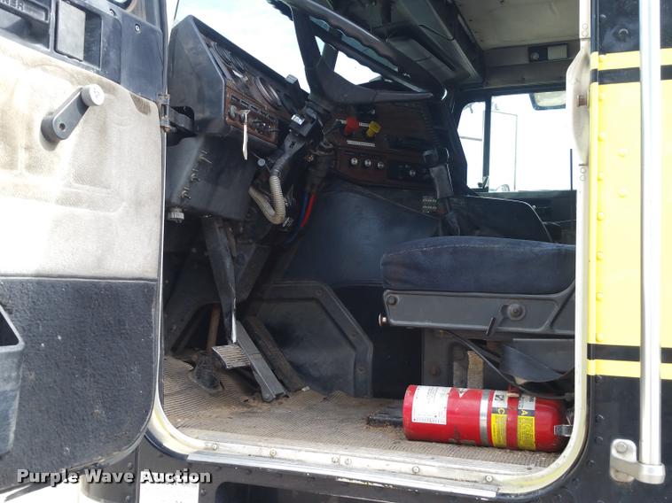 image for item BS9485 1994 Freightliner FLB High roll off container truck