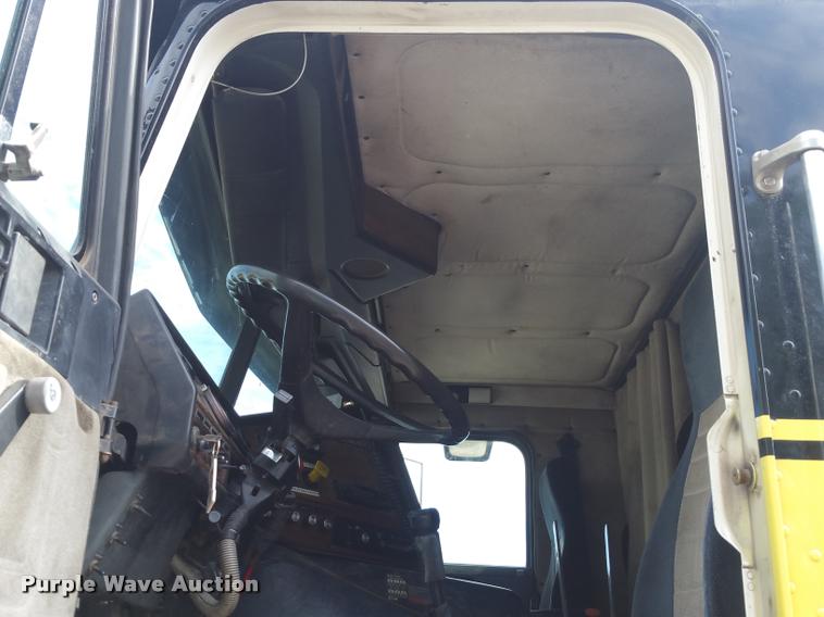 image for item BS9485 1994 Freightliner FLB High roll off container truck