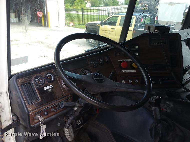 image for item BS9485 1994 Freightliner FLB High roll off container truck