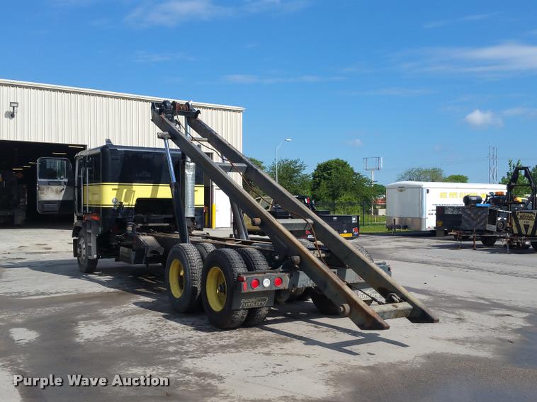 image for item BS9485 1994 Freightliner FLB High roll off container truck