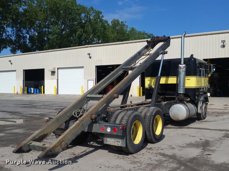 image for item BS9485 1994 Freightliner FLB High roll off container truck