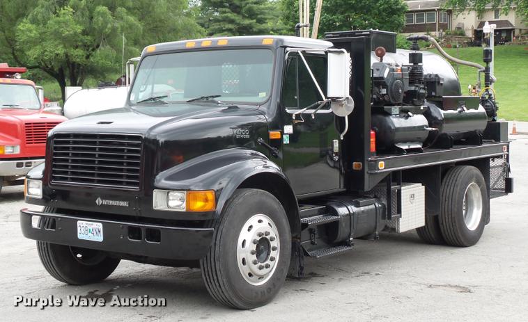 image for item BS9489 2001 International 4700 seal coat truck