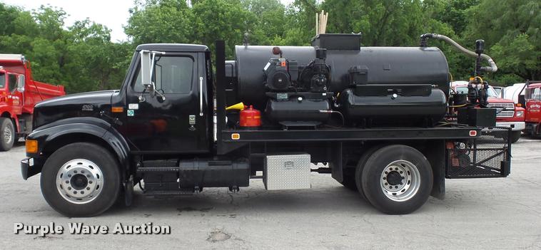 image for item BS9489 2001 International 4700 seal coat truck