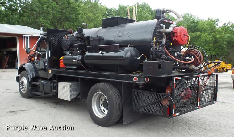 image for item BS9489 2001 International 4700 seal coat truck