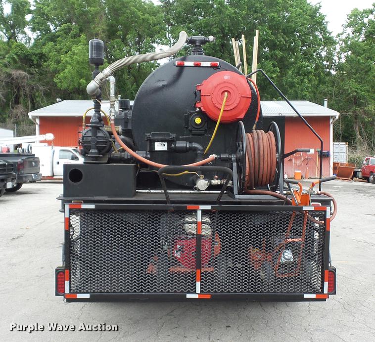 image for item BS9489 2001 International 4700 seal coat truck