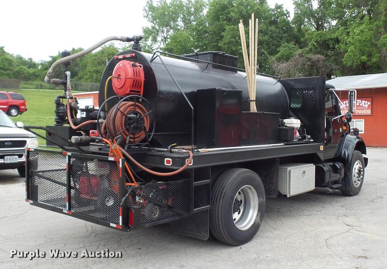 image for item BS9489 2001 International 4700 seal coat truck