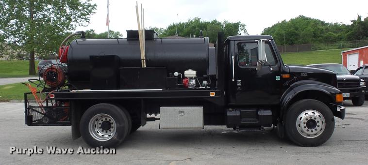 image for item BS9489 2001 International 4700 seal coat truck