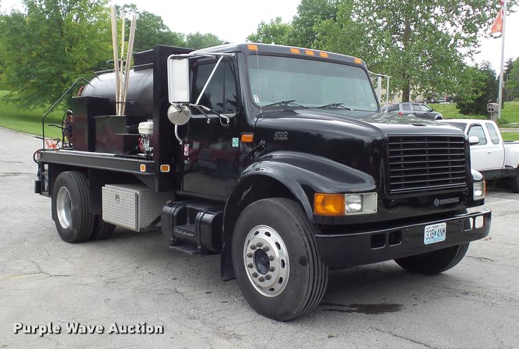 image for item BS9489 2001 International 4700 seal coat truck