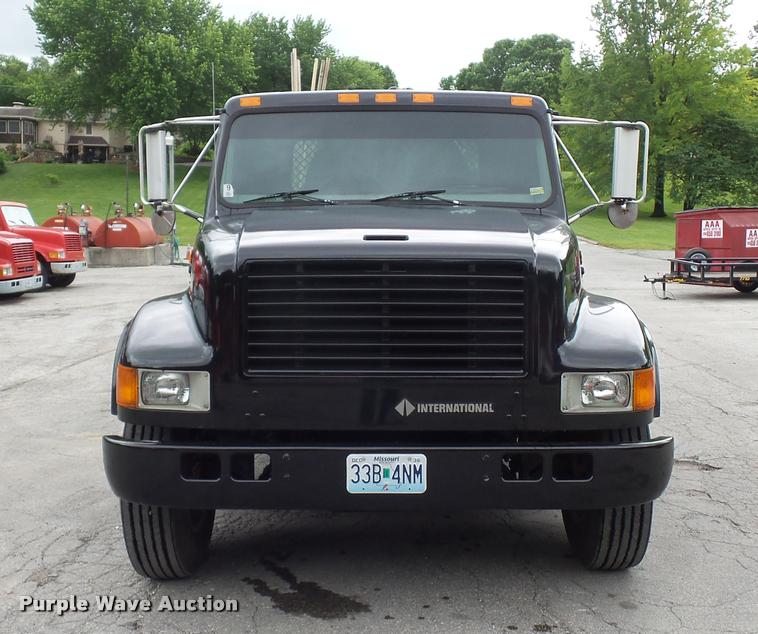 image for item BS9489 2001 International 4700 seal coat truck