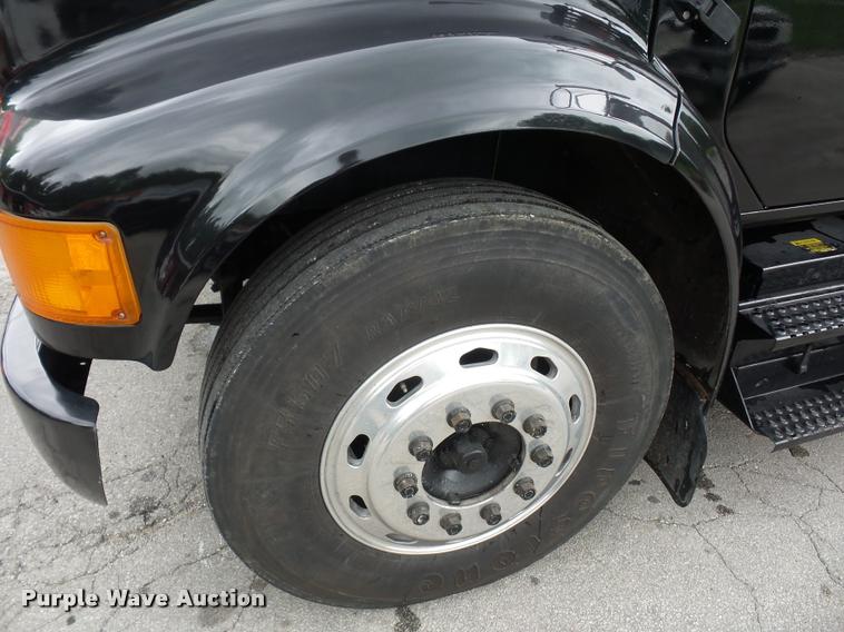 image for item BS9489 2001 International 4700 seal coat truck