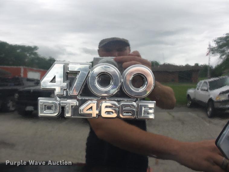 image for item BS9489 2001 International 4700 seal coat truck