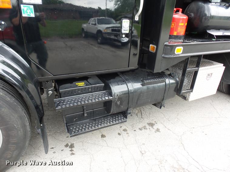 image for item BS9489 2001 International 4700 seal coat truck