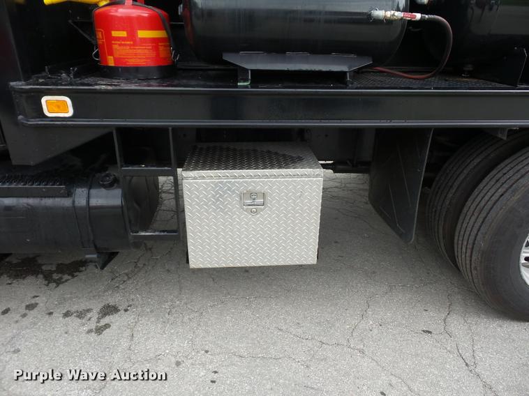 image for item BS9489 2001 International 4700 seal coat truck