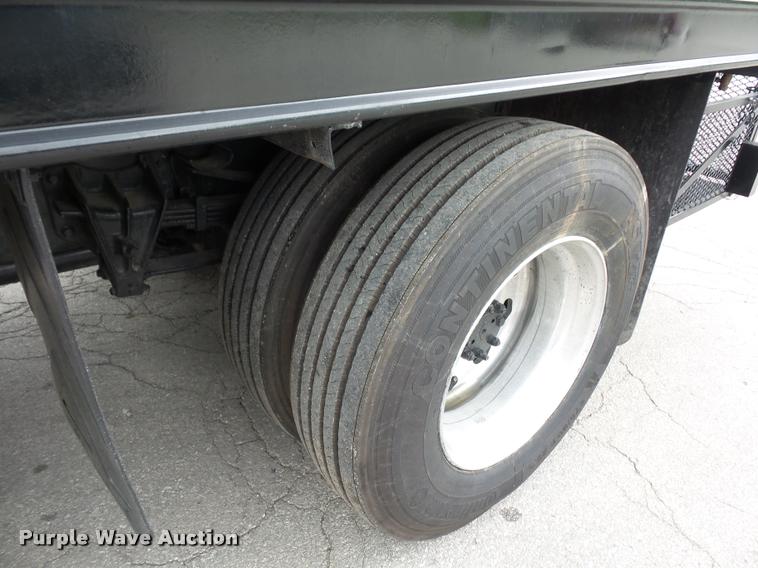 image for item BS9489 2001 International 4700 seal coat truck