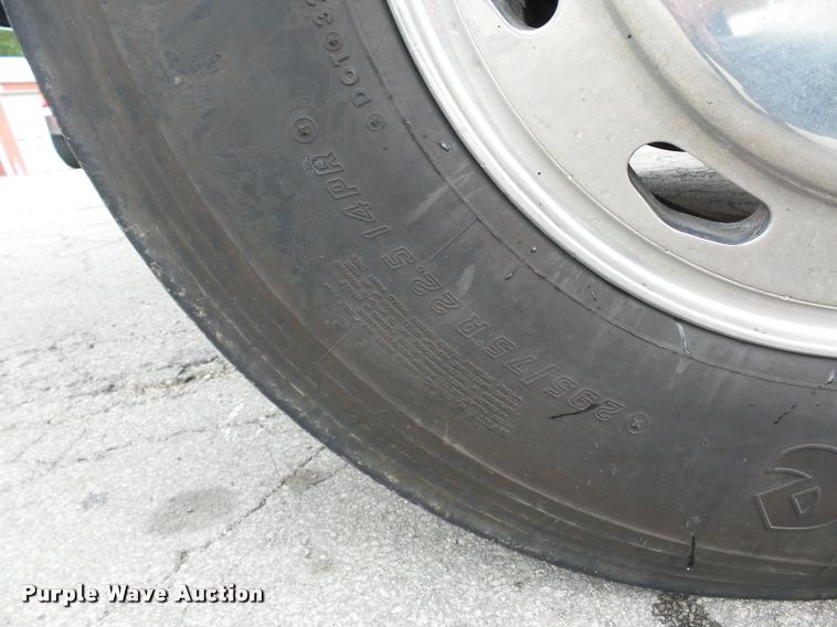 image for item BS9489 2001 International 4700 seal coat truck