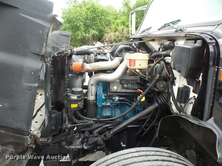 image for item BS9489 2001 International 4700 seal coat truck