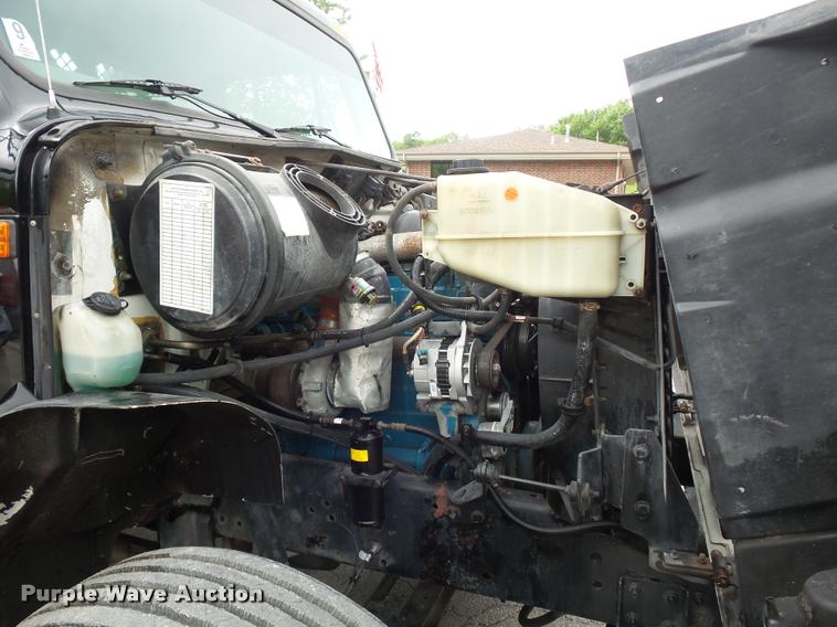 image for item BS9489 2001 International 4700 seal coat truck