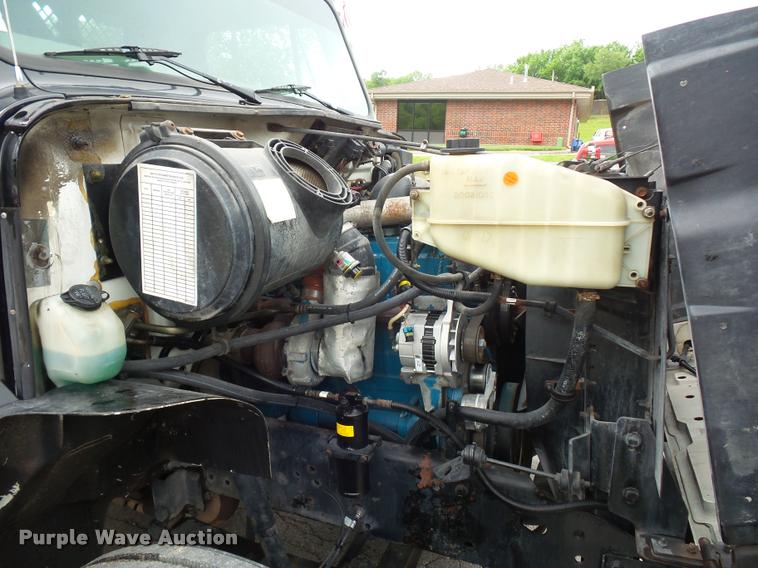 image for item BS9489 2001 International 4700 seal coat truck