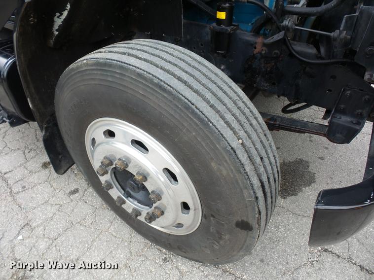 image for item BS9489 2001 International 4700 seal coat truck