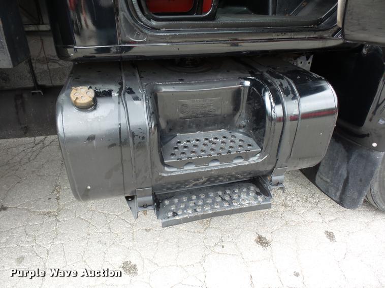 image for item BS9489 2001 International 4700 seal coat truck