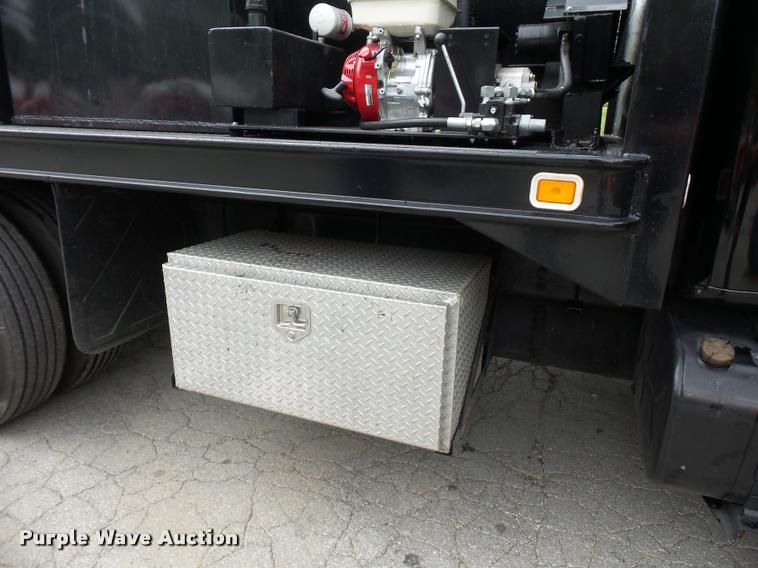 image for item BS9489 2001 International 4700 seal coat truck