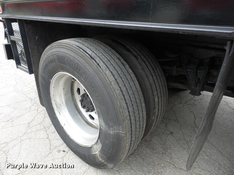 image for item BS9489 2001 International 4700 seal coat truck