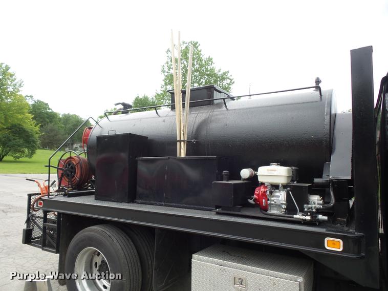 image for item BS9489 2001 International 4700 seal coat truck