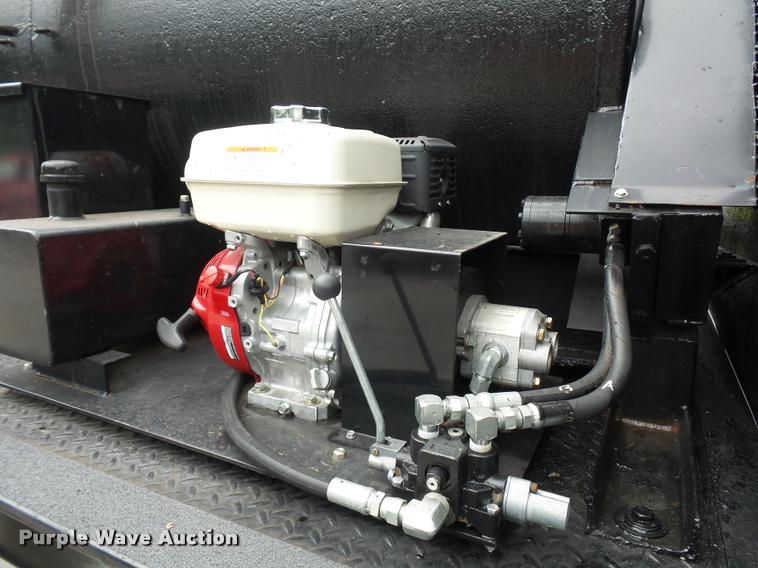 image for item BS9489 2001 International 4700 seal coat truck