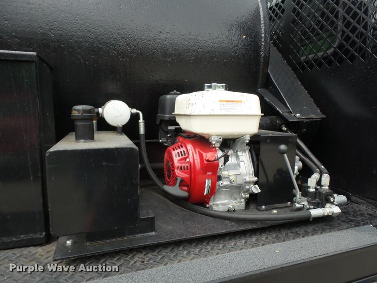 image for item BS9489 2001 International 4700 seal coat truck