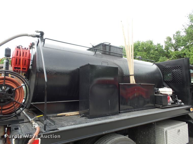 image for item BS9489 2001 International 4700 seal coat truck