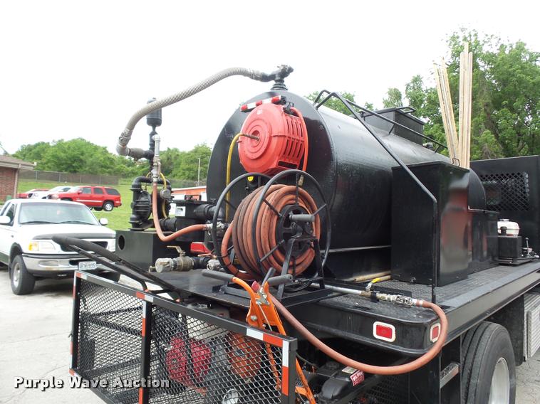 image for item BS9489 2001 International 4700 seal coat truck